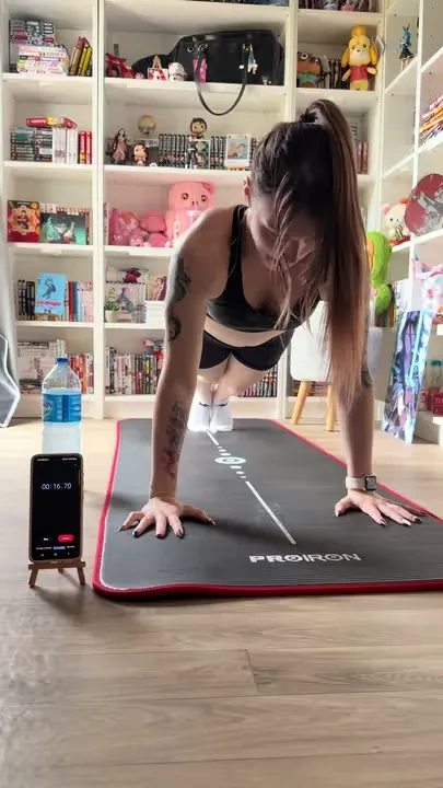 Natsumi pendant son challenge quotidien de pompes