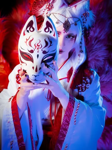 Natsumi en tenue kitsune, avec un masque de renard au Studio Kokoro à Arashiyama