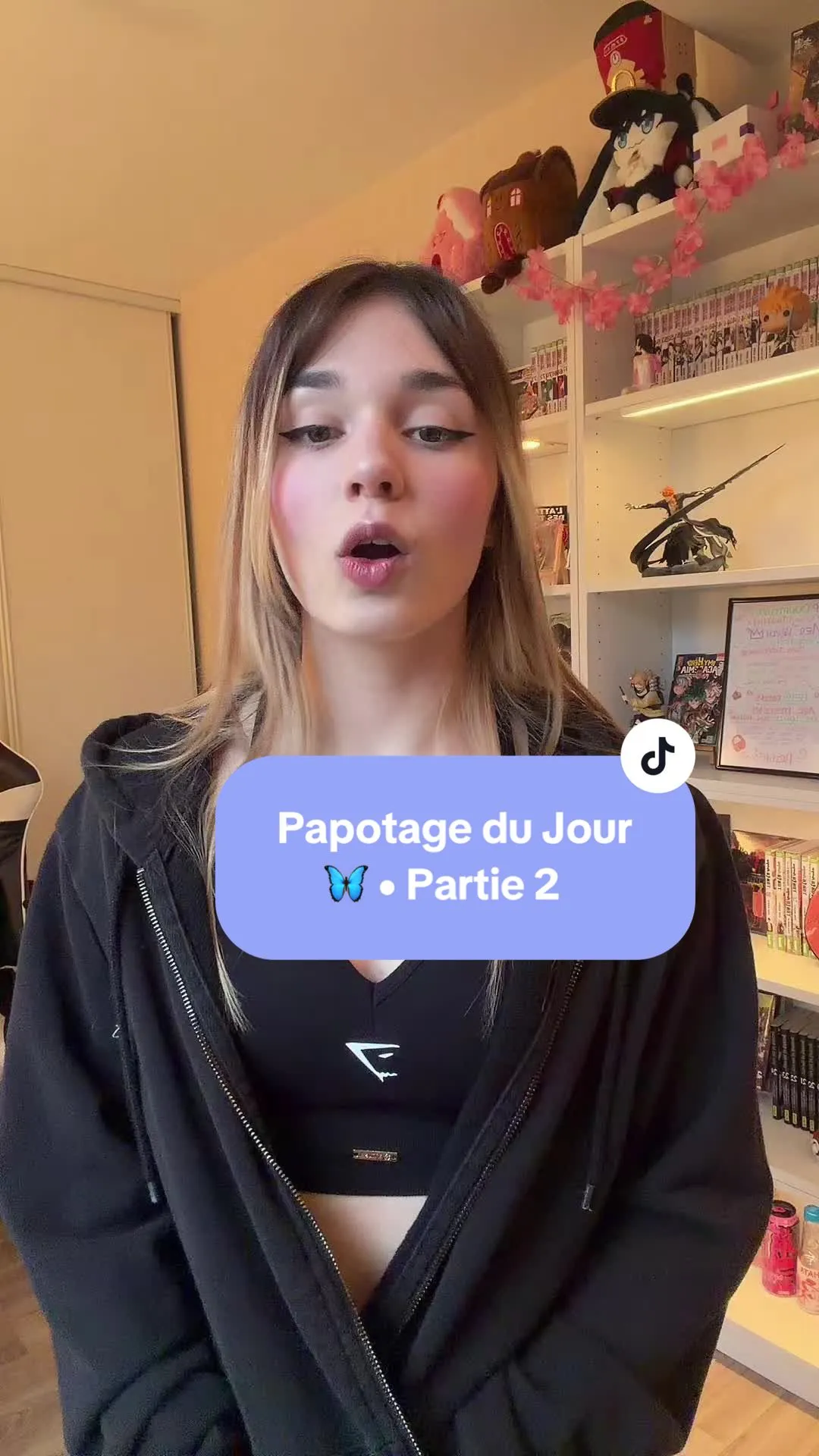 Natsumi parle face caméra dans un épisode de Papotage du jour
